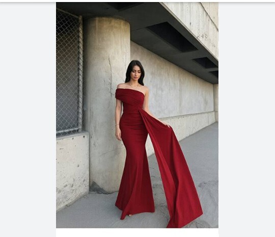 Hangi kırmızı elbise daha güzel kızlar?
