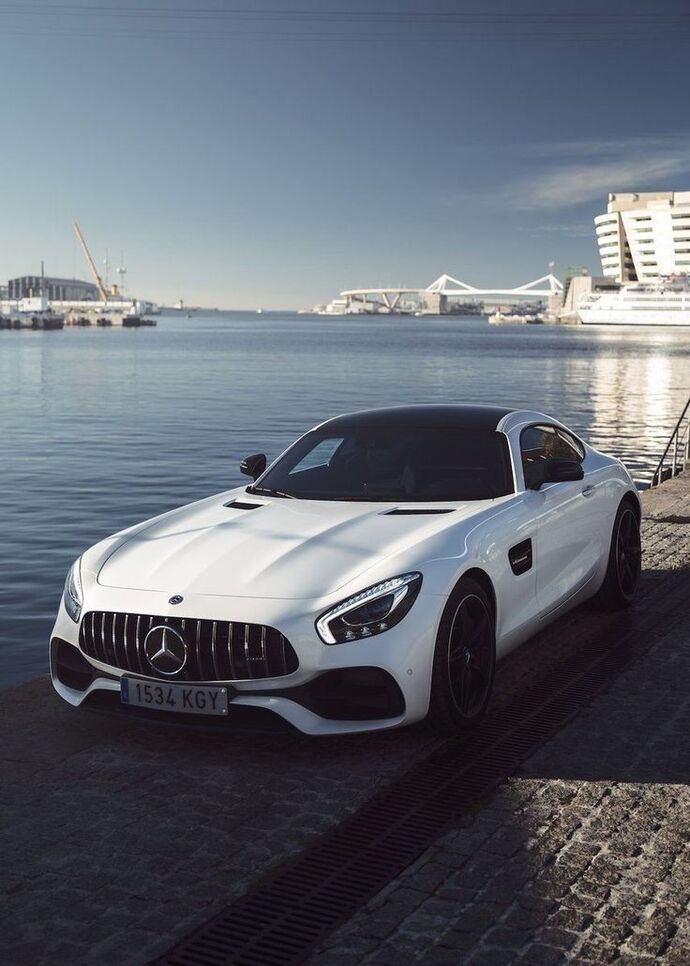 Mercedes kullanıcıları, bu araba size tam olarak ne hissettiriyor? ya da  kullanmak ister miydiniz Mercedes sahibi olmak?