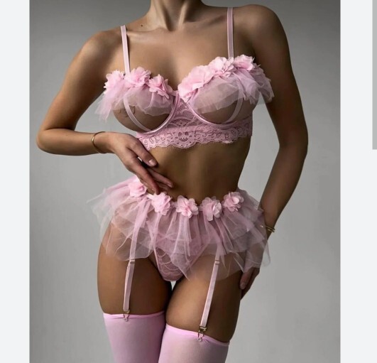 Korseli iç çamaşırları ideal model olabilir mi?