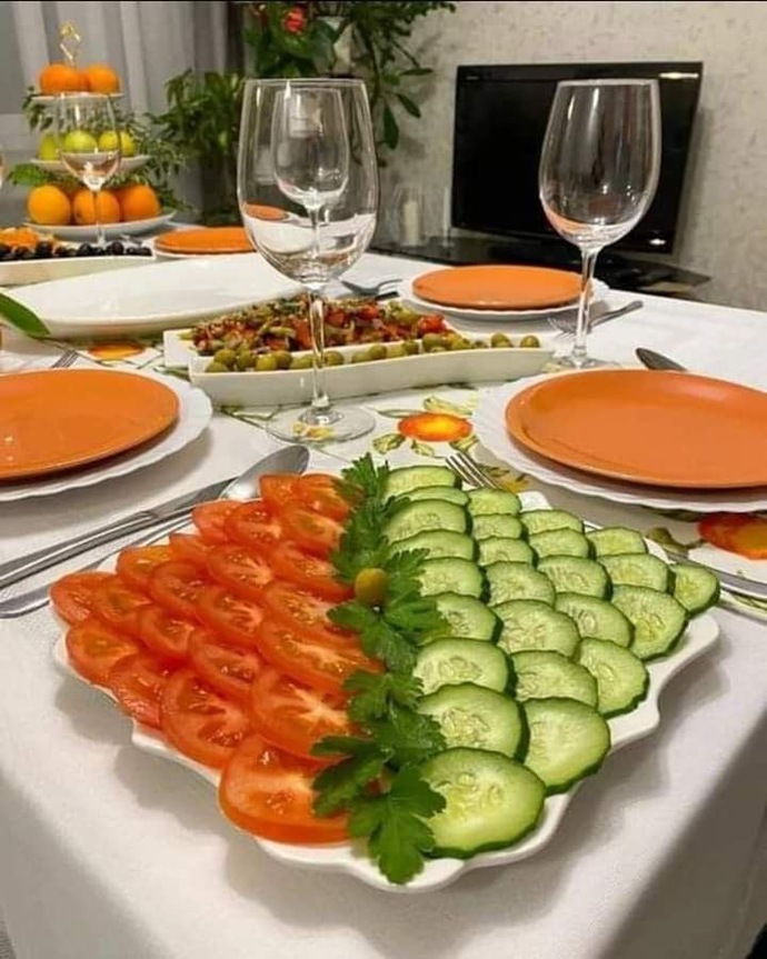 Domates ve salatalık kahvaltılık mı sizce?