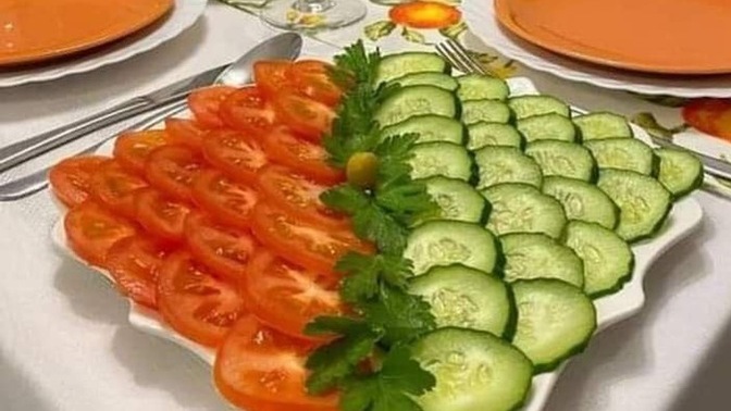 Domates ve salatalık kahvaltılık mı sizce?