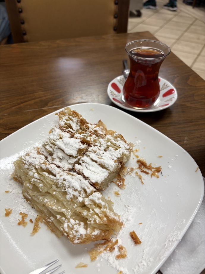 Doğu kökenli vatadaş böreği ve vergiden arındırılmış çay güne başlamak gibisi yook 😏😎