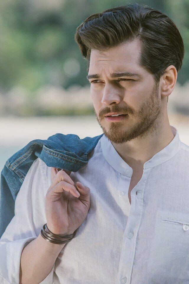 Adam dediğin böyle olur gençler. Bu yakışıklılık abidesini nasıl buluyorsunuz?