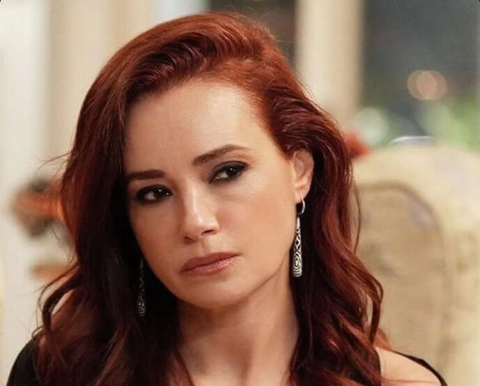 Siyahtan kızıla dönüş! Özgü Namal ın yeni kızıl saç rengi güzel mi?