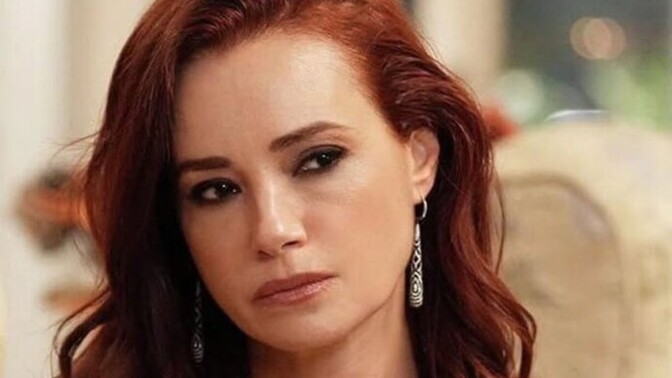 Siyahtan kızıla dönüş! Özgü Namal' ın yeni kızıl saç rengi güzel mi?
