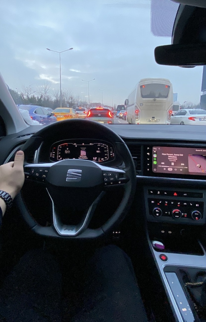 Fotoğraftaki bu arabanın markası nedir, bilen var mı?
