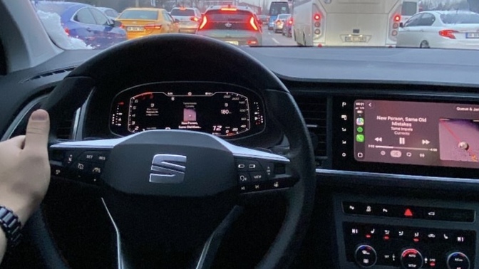 Fotoğraftaki bu arabanın markası nedir, bilen var mı?