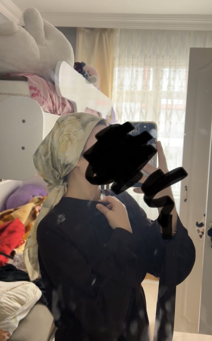 Elbisenin üstüne başımı böyle bağlasam nasıl olur?