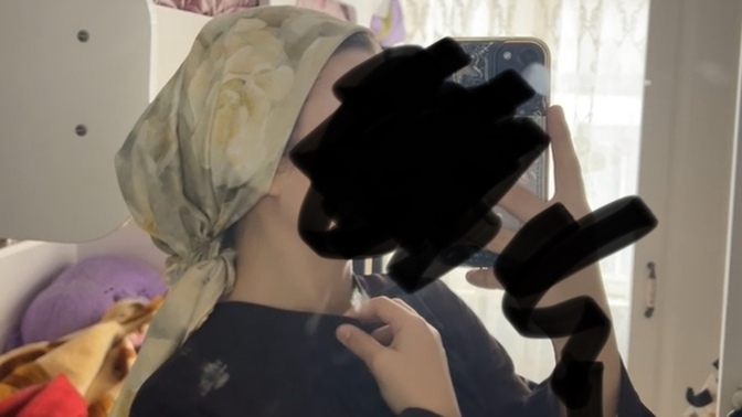 Elbisenin üstüne başımı böyle bağlasam nasıl olur?