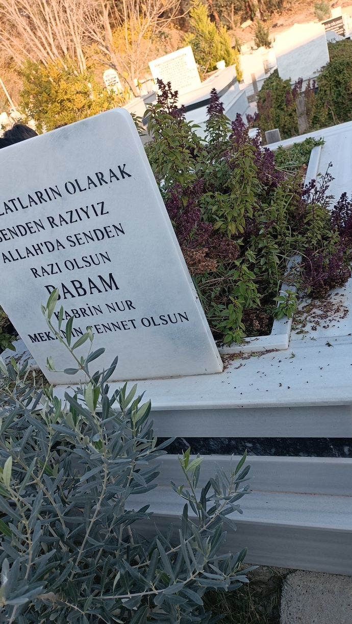 Kandillerde mezarlık ziyareti yapar mısınız, sizce sevap mı huzur mu daha ağır basıyor?