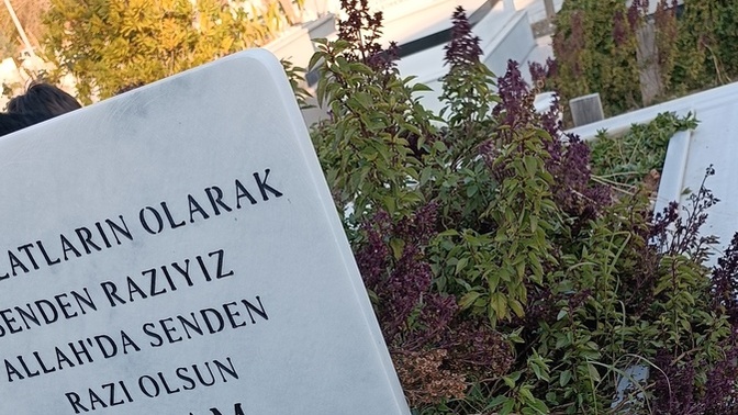Kandillerde mezarlık ziyareti yapar mısınız, sizce sevap mı huzur mu daha ağır basıyor?