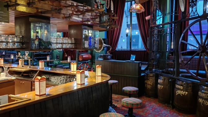 Bar/Pub gibi yerlerde takılan insanlarla ciddi düşünür müsünüz?