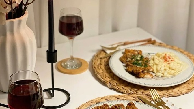 Erkekler sevgilisiyle yemek yerken içten içe ‘umarım bitirmez, kalan bana kalır’ diye düşünüyor mu?
