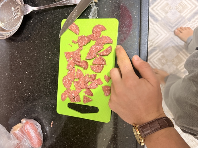 Bu saatte sucuklu kaşarlı tost yenir mii?