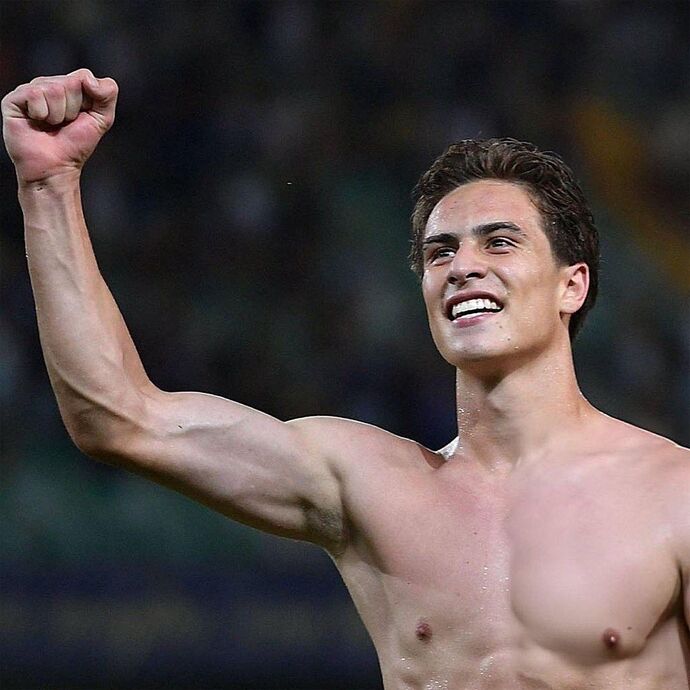 Aranızda Kenan Yıldızdan hoşlanan var mı?