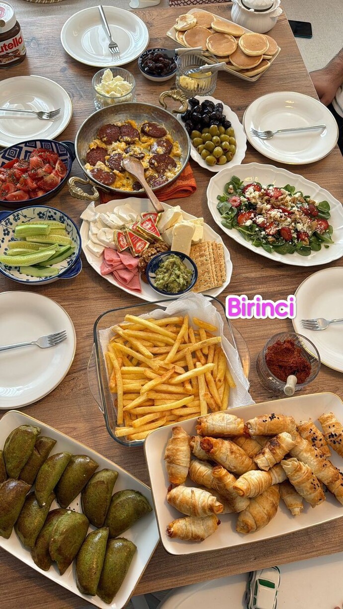 Hangi kahvaltı Sofrası sana daha samimi geliyor hangisinde kahvaltı yapmayı tercih ederdin?