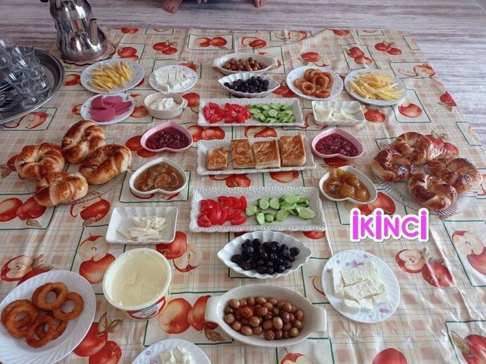 Hangi kahvaltı Sofrası sana daha samimi geliyor hangisinde kahvaltı yapmayı tercih ederdin?