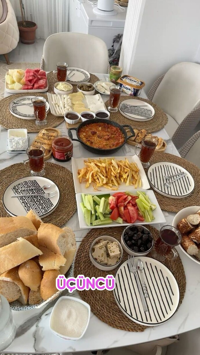 Hangi kahvaltı Sofrası sana daha samimi geliyor hangisinde kahvaltı yapmayı tercih ederdin?