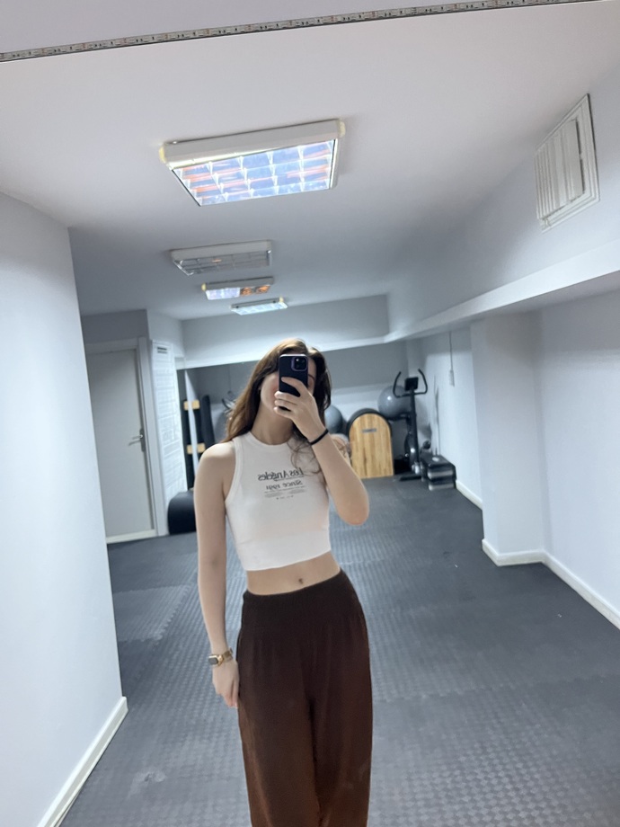 Yoga egitmeniyim ve birkaç kişiden “hiç esnek durmuyorsun” gibi yorumlar aldım, esnek nasıl durur ki vücut, kötü mü yani fiziğim😂?