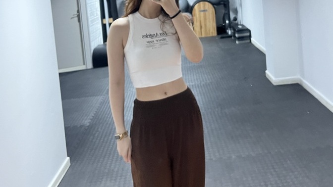 Yoga egitmeniyim ve birkaç kişiden “hiç esnek durmuyorsun” gibi yorumlar aldım, esnek nasıl durur ki vücut, kötü mü yani fiziğim😂?