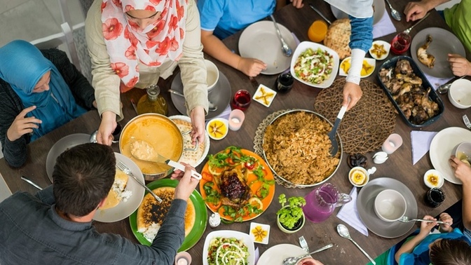 Ailece mi arkadaşlarla mı yemek yemeyi seversin?