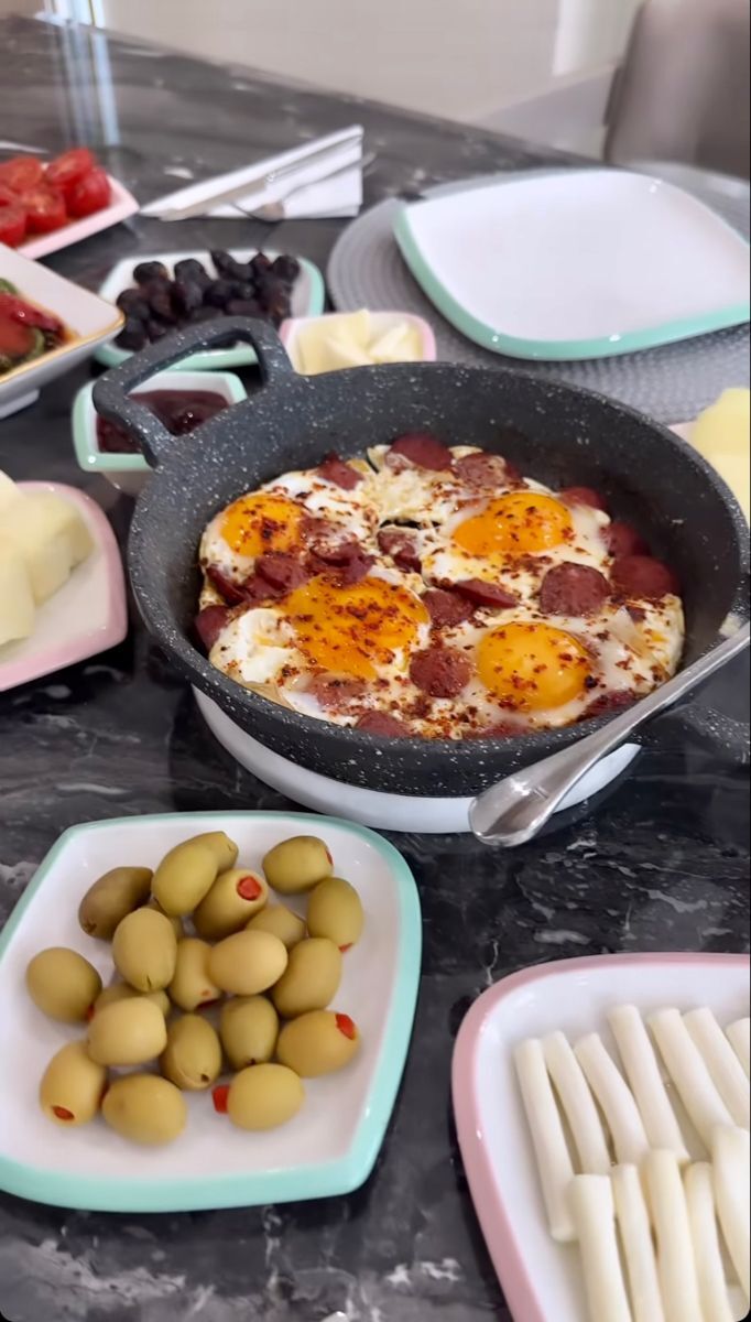 Sucuklu yumurta sevenler burada mı, sizce en güzel nasıl yapılıyor 😋?