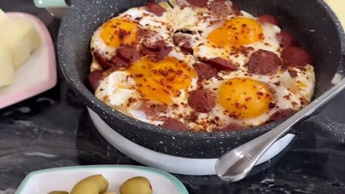 Sucuklu yumurta sevenler burada mı, sizce en güzel nasıl yapılıyor 😋?