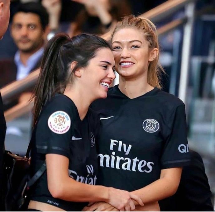 Bu soğuk havalarda gülüşüyle içinizi ısıtan biri var mı?