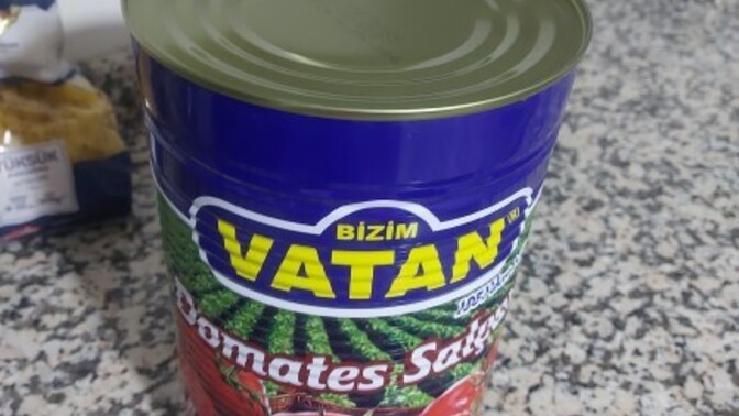 Arkadaşlar bu domates salçasınin kapağı nasıl açılır?
