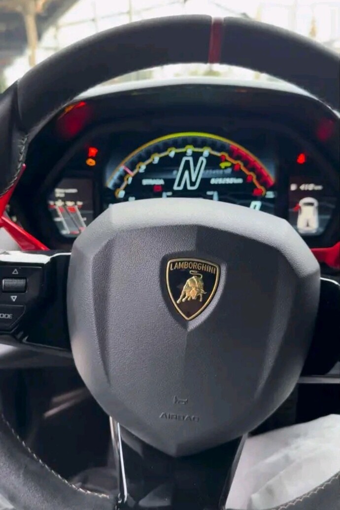 Bir arkadaşım Dubaide Lamborghini aldı sormak istediğiniz bir şey varsa siz sorun ben cevaplayayım?
