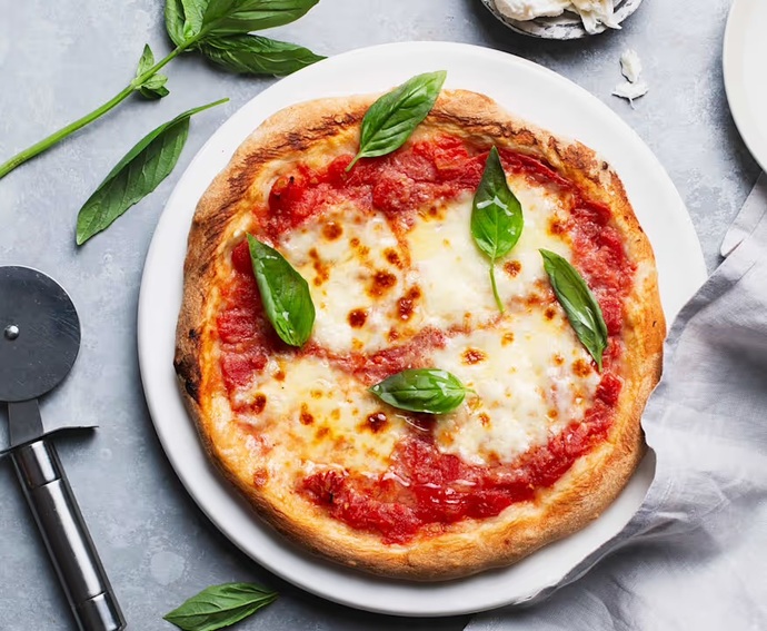 Gece pizzası yemek ayrı bir keyif değil mi, kimler seviyor 🍕?
