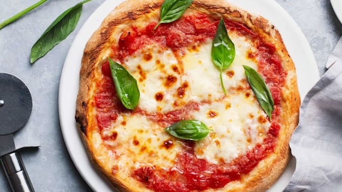 Gece pizzası yemek ayrı bir keyif değil mi, kimler seviyor 🍕?