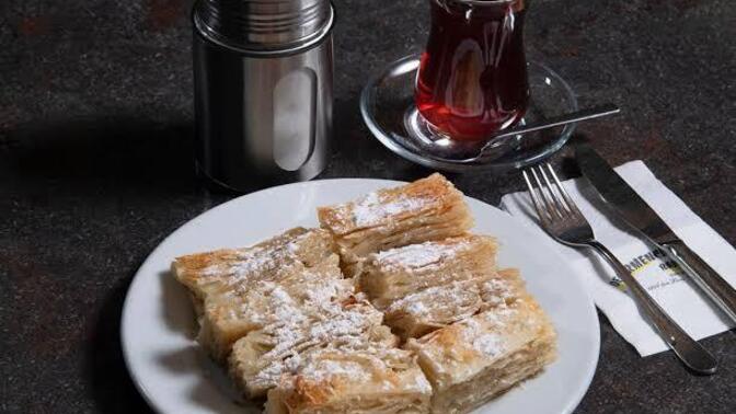 Günaydın. Sabah kahvaltısında bol pudra şekerli küt böreği yer misin?