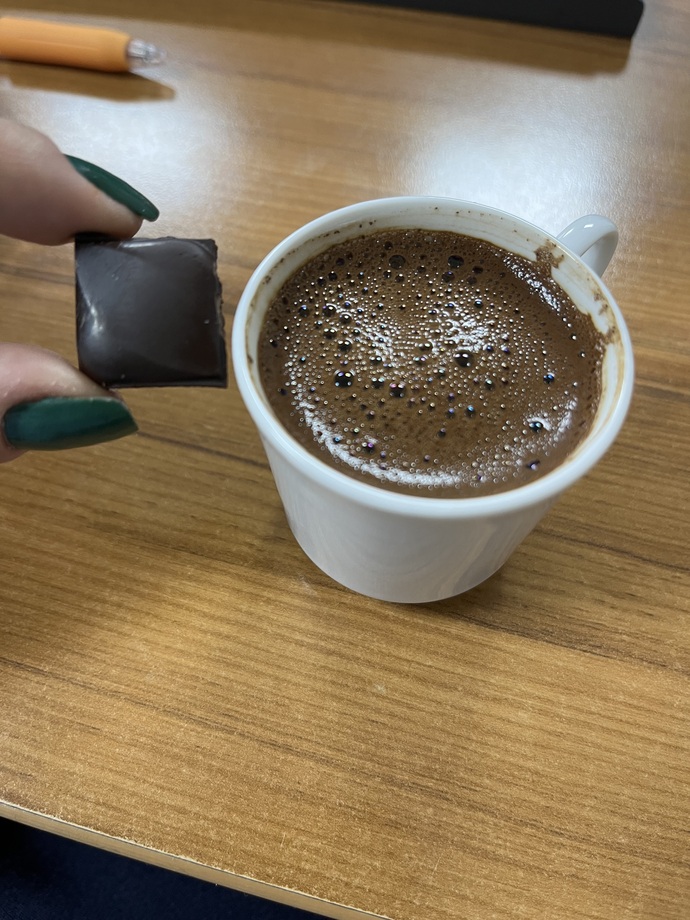 Kimlere bitter çikolata ve kahve ısmarlayayım?