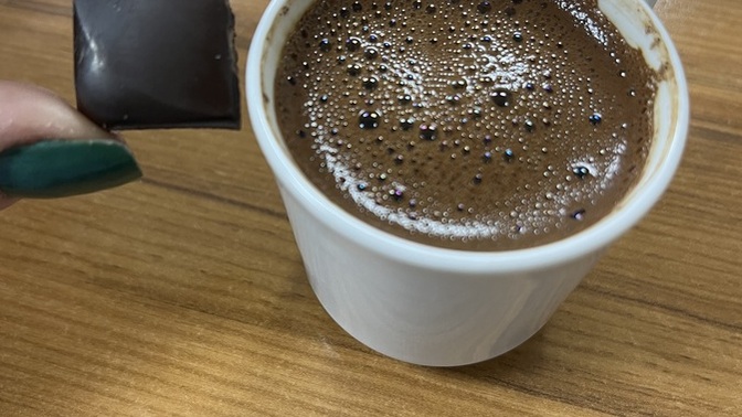 Kimlere bitter çikolata ve kahve ısmarlayayım?