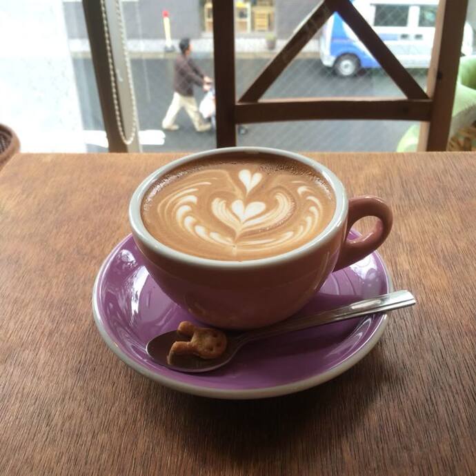Latte art yapmayı yeni öğrenmeye başlayanlara hangi temel teknikleri önerirsiniz?