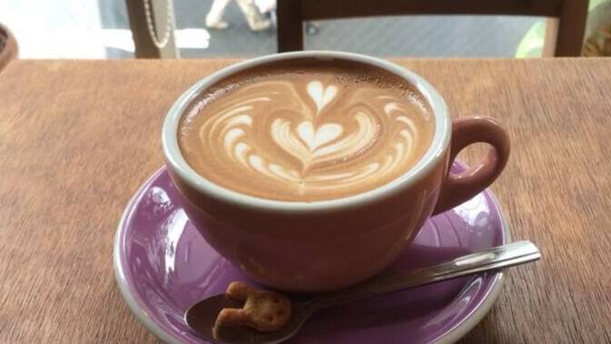 Latte art yapmayı yeni öğrenmeye başlayanlara hangi temel teknikleri önerirsiniz?
