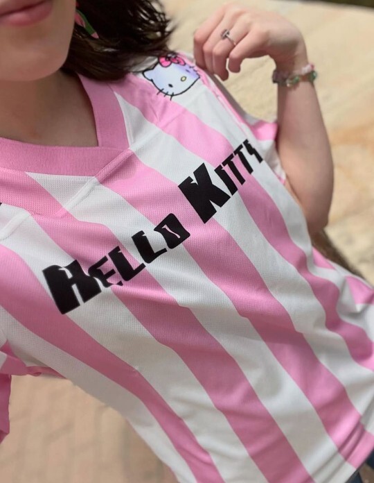Hello kitty tasarımlı futbolcu formaları neden yok?