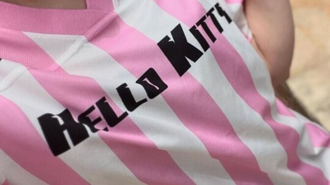 Hello kitty tasarımlı futbolcu formaları neden yok?