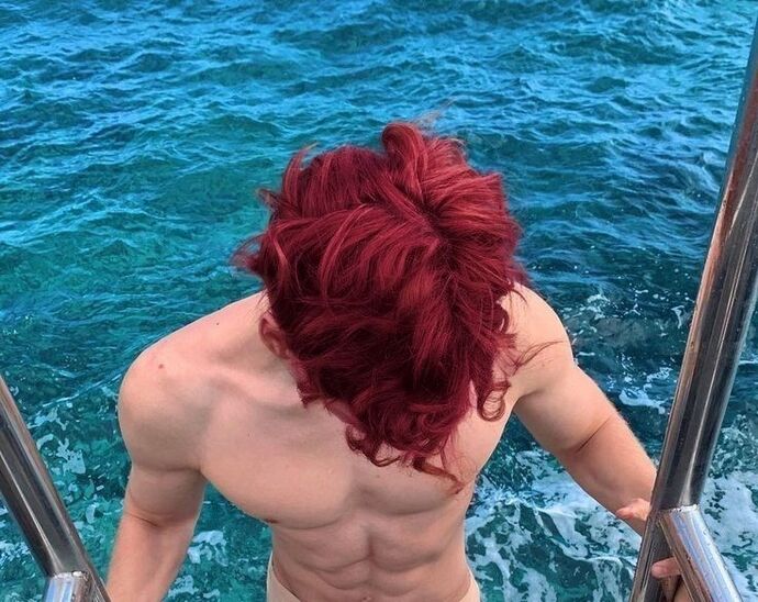 Erkekte kırmızı saç itici mi çekici mi sizce?