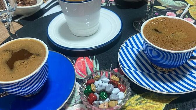 Sizce kahve tek başına içince mi daha keyifli yoksa aileyle içince mi ☕️?