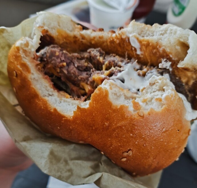 Kiminle hamburger gömmek isterdin?