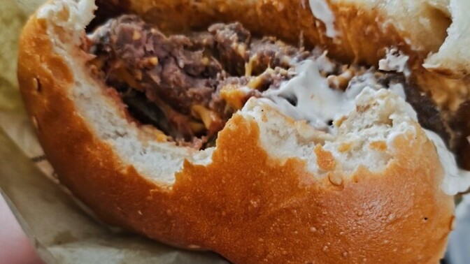 Kiminle hamburger gömmek isterdin?