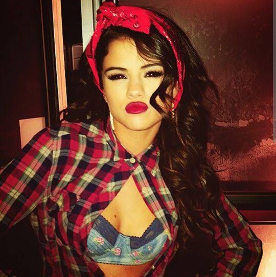 Dudak büzmek kadınları itici yapar mı Selena Gomez dudak büzerken çekici mi?