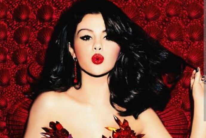 Dudak büzmek kadınları itici yapar mı Selena Gomez dudak büzerken çekici mi?