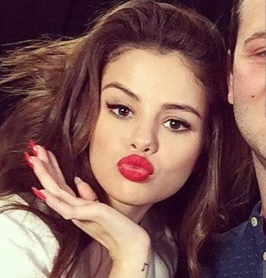 Dudak büzmek kadınları itici yapar mı Selena Gomez dudak büzerken çekici mi?