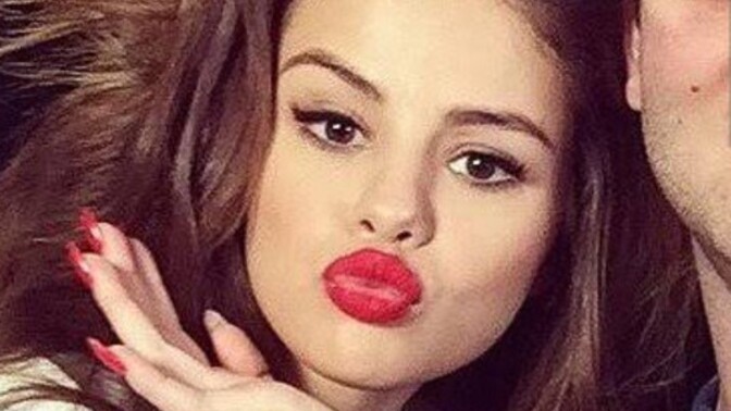 Dudak büzmek kadınları itici yapar mı Selena Gomez dudak büzerken çekici mi?