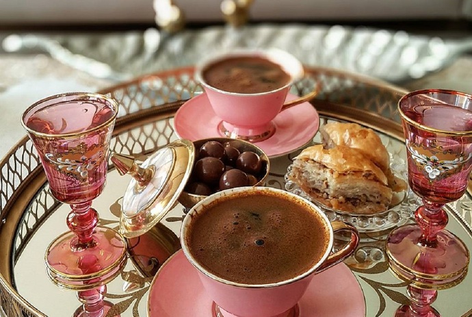 Kahvenin yanına ne daha çok yakışır, çikolata mı lokum mu sizce?