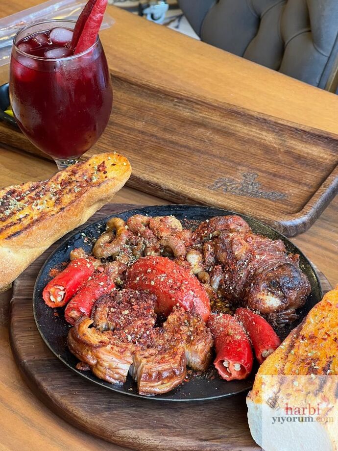 Bu gece kimler kokoreç modunda, gece kokoreç yemeye çıkan var mı 😋?