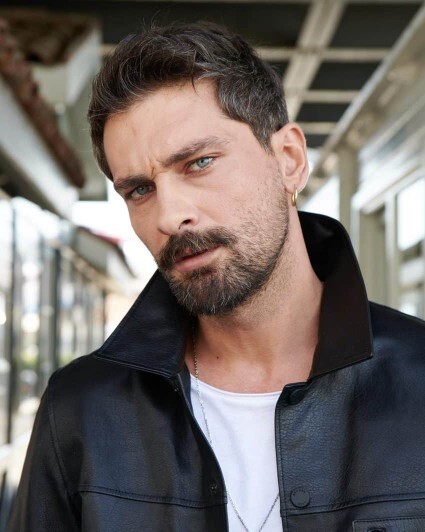 Allahım neler yaratıyosun mübarek sizin beğendiğiniz yakışıklı veya güzel bulduğunuz oyuncular var mı🤭?